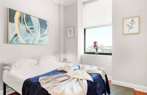 Olde Kensington Apartment | Stylish Studio W Rooftop Pool