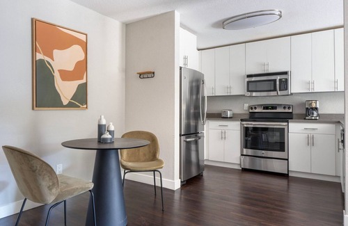 Sunnyvale Apartment | Stylish Sunnyvale 1BR w/Gym, Spa & Pool, nr Tech, by Blueground