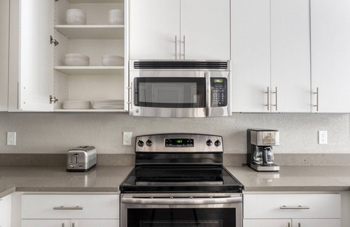 Sunnyvale Apartment | Stylish Sunnyvale 1BR w/Gym, Spa & Pool, nr Tech, by Blueground