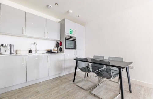 South Harrow Apartment | Stylish Top-Floor Flat
