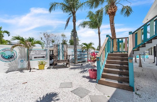 Bay Esplanade Apartment | Stylish Waterside Studio 2 blocks to Beach