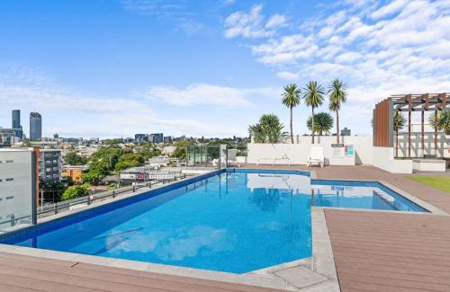 West End Apartment | Stylish West End Stay with Rooftop Pool & BBQ