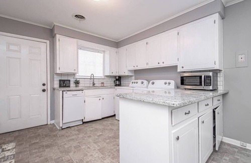 Little Rock House | Stylish Workforce Housing Fast Wi-Fi Pet Friendly