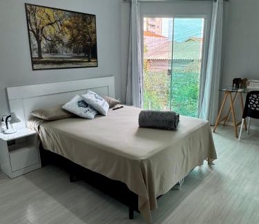 Capoeiras House | Suíte Conforto com AR, TV e sacada em Florianópolis