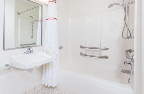 Executive Park Hotel | Suburban Studios Charlotte - Executive Park
