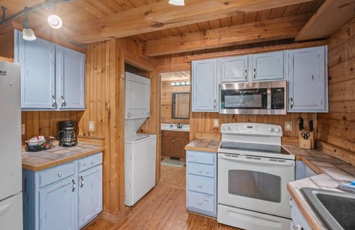 Vein Mountain Cabin | Sugar Hill Cabin 45 Min to Asheville Hot Tub Fire pit