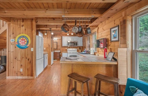 Vein Mountain Cabin | Sugar Hill Cabin 45 Min to Asheville Hot Tub Fire pit