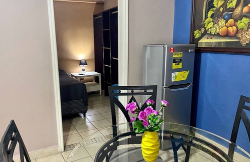 San Pedro Sula Apartment | Suite 1 hab con 2 Camas, TV, Baño, Sala, Comedor, Escritorio, Cocina y Parqueo