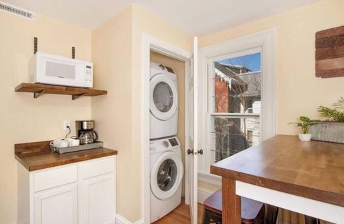 Fountain City House | Suite #4 – Elegant River Suite w/Seating Nook