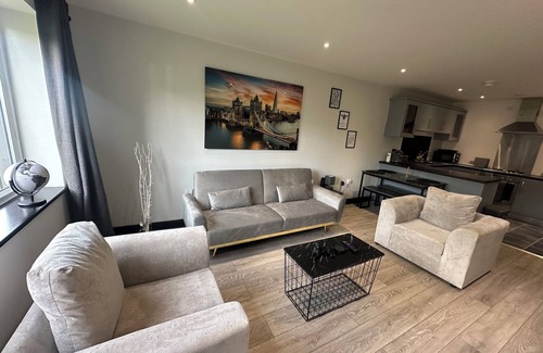 Chorlton-on-Medlock Apartment | Suite Dreamz MCRnLuxury 2-bedroom apartment with WiFi in Manchester