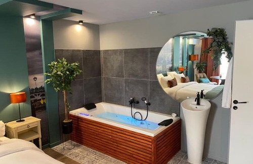 Eyrans Apartment | Suite Garonne - baignoire balnéo duo à bulles - Luxe et charme - climatisation