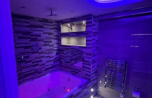 Bradford Apartment | Suite Jacuzzi at Livit Serviced Apartments