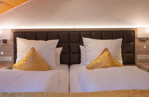 Kaiserslautern Hotel | Suite king-size bed, bath with shower, toilet - Hotel-Restaurant Barbarossahof