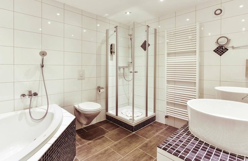 Kaiserslautern Hotel | Suite king-size bed, bath with shower, toilet - Hotel-Restaurant Barbarossahof