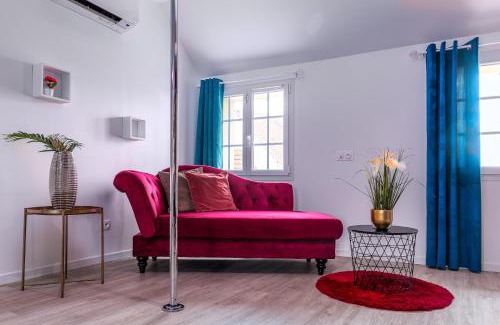 Pezarches Apartment | Suite L'echappee - Maison romantique - SPA & Sauna Privatif- Pole Dance - Lit rond avec miroir au plafond
