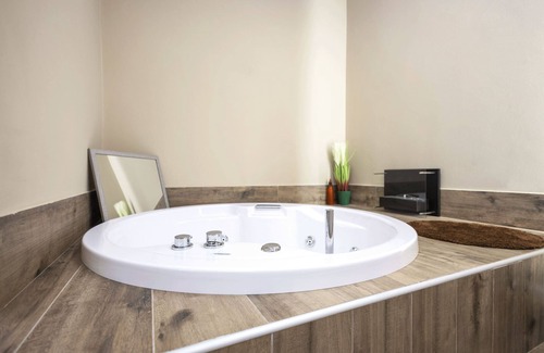 Campolattaro Hotel | Suite - Room with double bed with private Jacuzzi