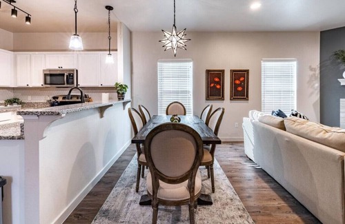 North Overton House | Suite Starry Night - 3BR/3BA - Walk to Texas Tech