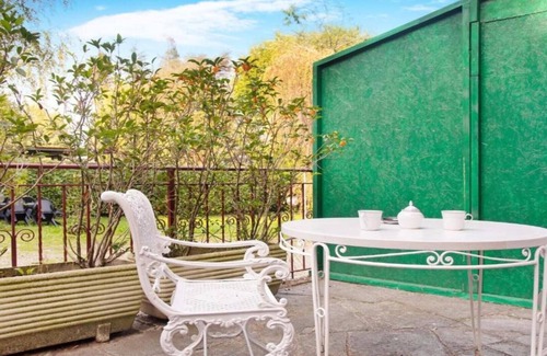 Capolago Apartment | Suite with Kitchen in Villa with great Park - Lake Varese