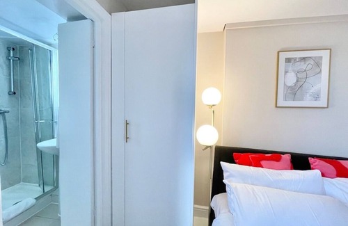 Somers Town Apartment | Suite with Private Bathroom in Camden