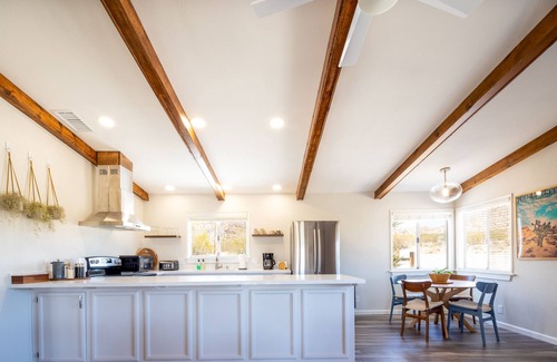 Monument Manor House | π΅ Sukha Life Retreat - Beautiful Views, Close to JTNP Entrance w/Hot Tub π΅