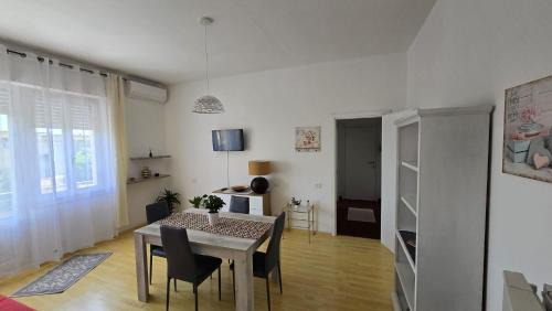 Terralba Apartment | Sulla via del Mare House