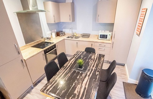 Sheffield Apartment | Summer Cosy Vibes 4-Bed Apartment Near Tourist Attractions in Kelham