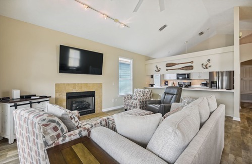 Bel Air House | Summer Deals! Walk to Beach! FREE Activities; -DOG Friendly