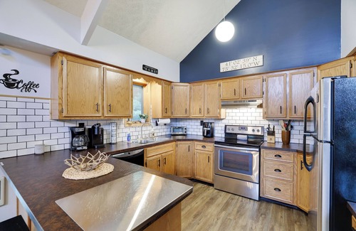 Briar Crest Woods Ski Chalet | Summer Fun Chalet Near Lake W/BBQ, Fire Pit, Stargazing Deck & Hot Tub