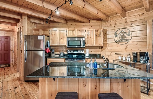 White Oak Lodge Cabin | Summer Fun! Resort Salt Water Swimming Pool -Hot Tub -Pool Table-Arcade Machine