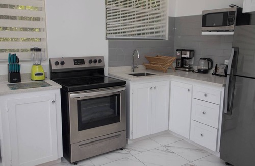 Gibbes House | Summer Getaway: 2Bed Bungalow with Private Pool