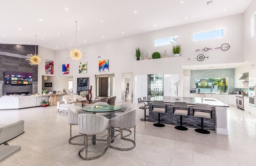 Charnwood House | Summer Villa Getaway: Resort Life, Pickleball, Pool, Golf