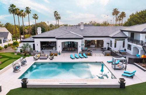 Charnwood House | Summer Villa Getaway: Resort Life, Pickleball, Pool, Golf