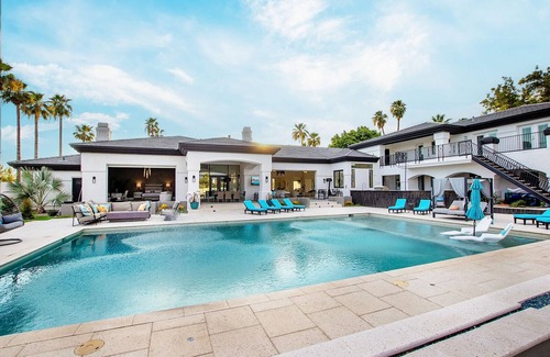 Charnwood House | Summer Villa Getaway: Resort Life, Pickleball, Pool, Golf
