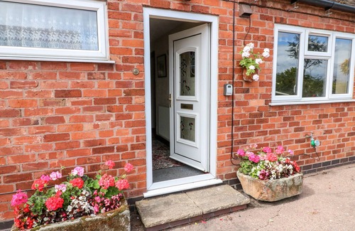 Uttoxeter House | SUMMERFIELDS, family friendly, character holiday cottage in Uttoxeter