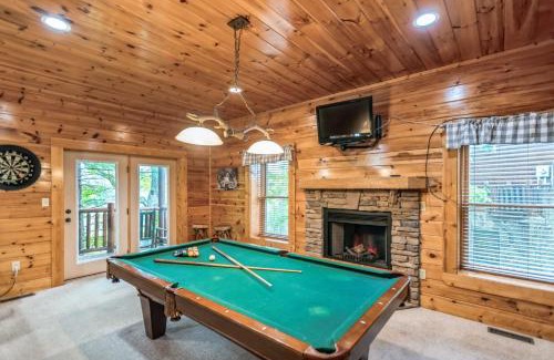 Gatlinburg - Pigeon Forge House | Summit View Way by AvantStay Resort Cabin w Hot Tub Pool Table Deck Views