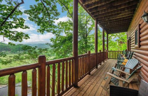 Gatlinburg - Pigeon Forge House | Summit View Way by AvantStay Resort Cabin w Hot Tub Pool Table Deck Views