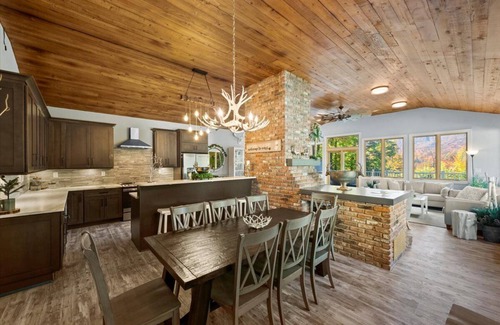 Stratton Mountain House | Summit Views - Stratton-Manchester Mountain and Golf Retreat w/Hot Tub and Sauna