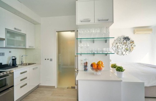 Nikki Beach Condo | Sun Lover's Paradise. Private rooftop seaview terrace, amazing romantic holiday
