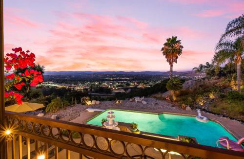 Kit Carson House | Sun&Star Studded Central Luxury with Hottub, Pool, Views