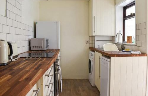 Clanfield House | Sunbury Cottage