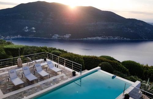 Evgiros Villa | Sundance - Fabulous & Large 4-Bedroom Private Villa