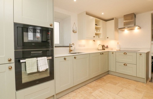East Portlemouth Cottage | SUNDAY COTTAGE, pet friendly, with open fire in North Tawton