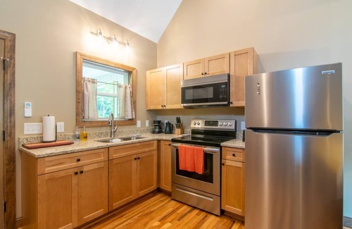 Elkin Cabin | Sunflower Cabin | Wheelchair Friendly with WiFi