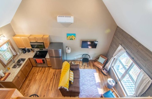 Elkin Cabin | Sunflower Cabin | Wheelchair Friendly with WiFi