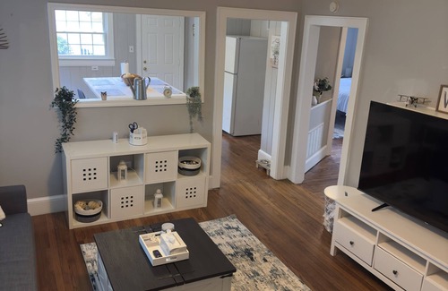 Dilworth House | {Sunflower Morning} A cozy farmhouse-style house in South End HOT TUB!