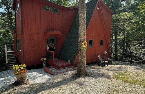 Innsbrook Ski Chalet | Sunflower Valley in Innsbrook Missouri that sleeps 10 comfortably. Fur babies ok
