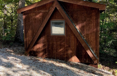 Innsbrook Ski Chalet | Sunflower Valley in Innsbrook Missouri that sleeps 10 comfortably. Fur babies ok