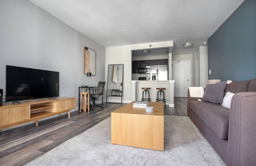 Rush and Division Apartment | Sunlit Gold Coast 1BR w/Gym & Lounge, 1 block to L, by Blueground