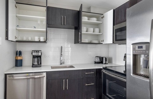Rush and Division Apartment | Sunlit Gold Coast 1BR w/Gym & Lounge, 1 block to L, by Blueground