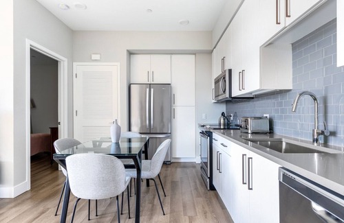 San Carlos Apartment | Sunlit San Carlos 2BR w/Gym, Pool, walk to Train & Shops, by Blueground